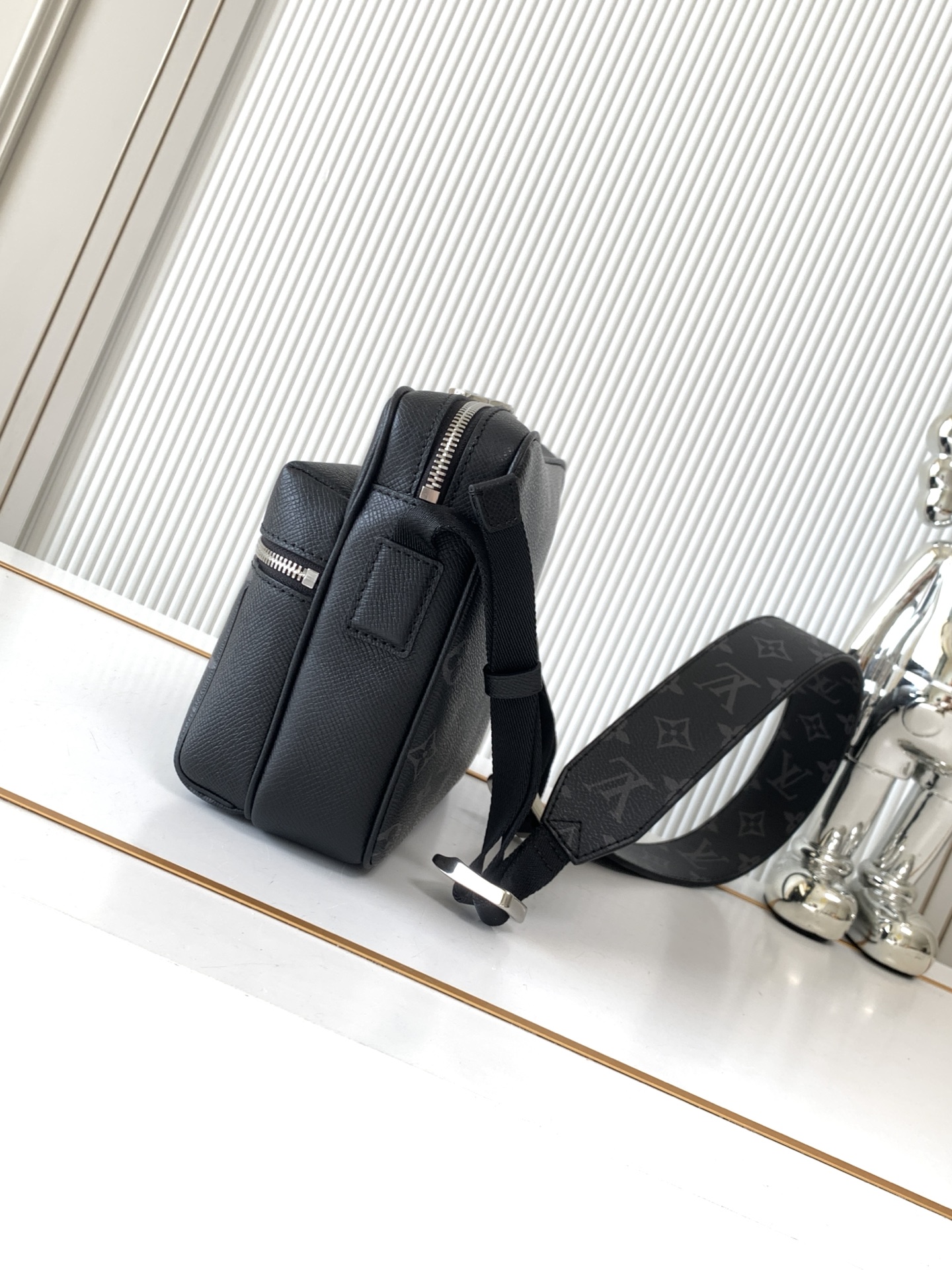 Louis Vuitton Messenger Bag M30233