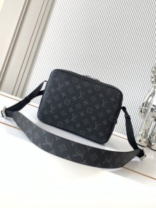 Louis Vuitton Messenger Bag M30233