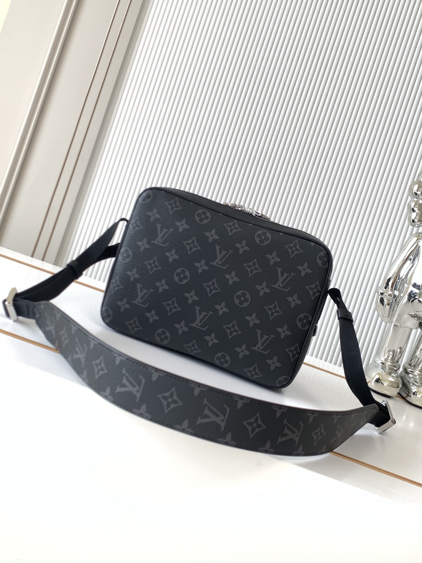 Louis Vuitton Messenger Bag M30233