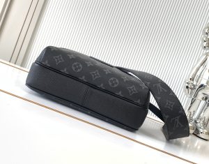 Louis Vuitton Messenger Bag M30233