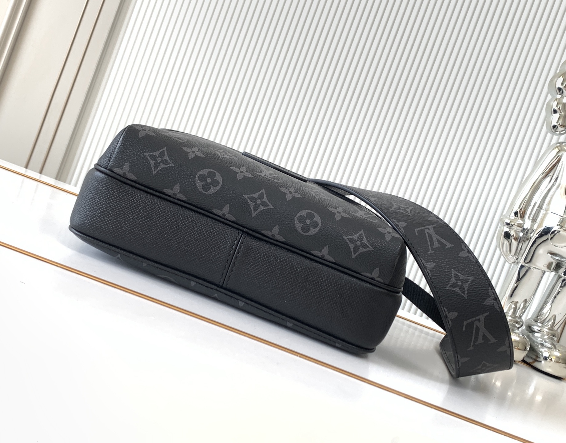 Louis Vuitton Messenger Bag M30233