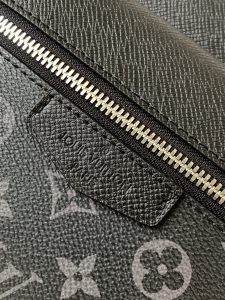 Louis Vuitton Messenger Bag M30233