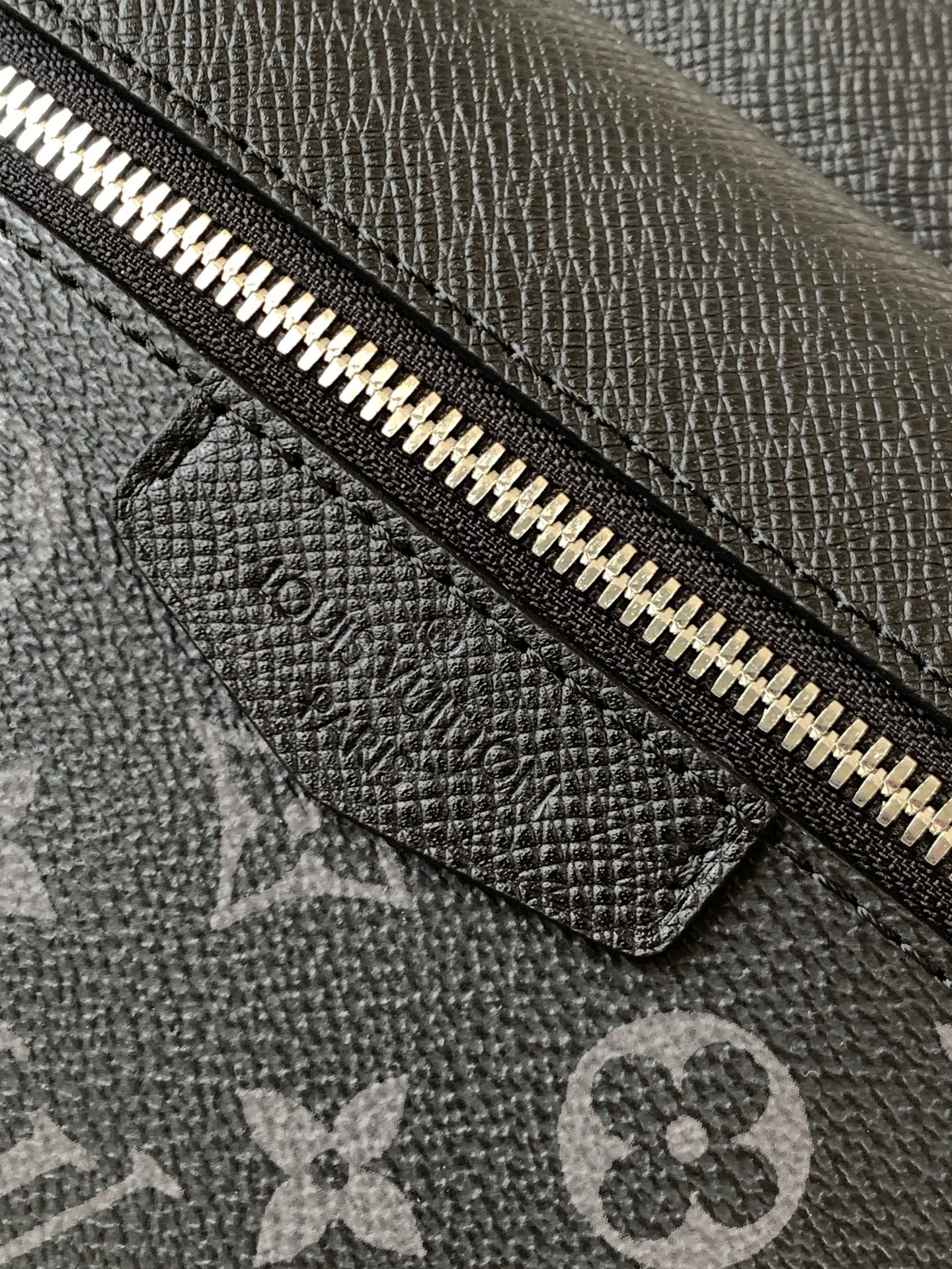Louis Vuitton Messenger Bag M30233