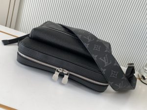 Louis Vuitton Messenger Bag M30233