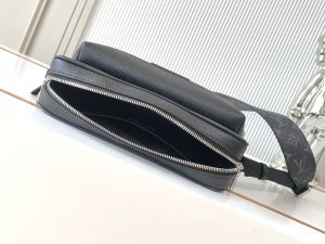 Louis Vuitton Messenger Bag M30233