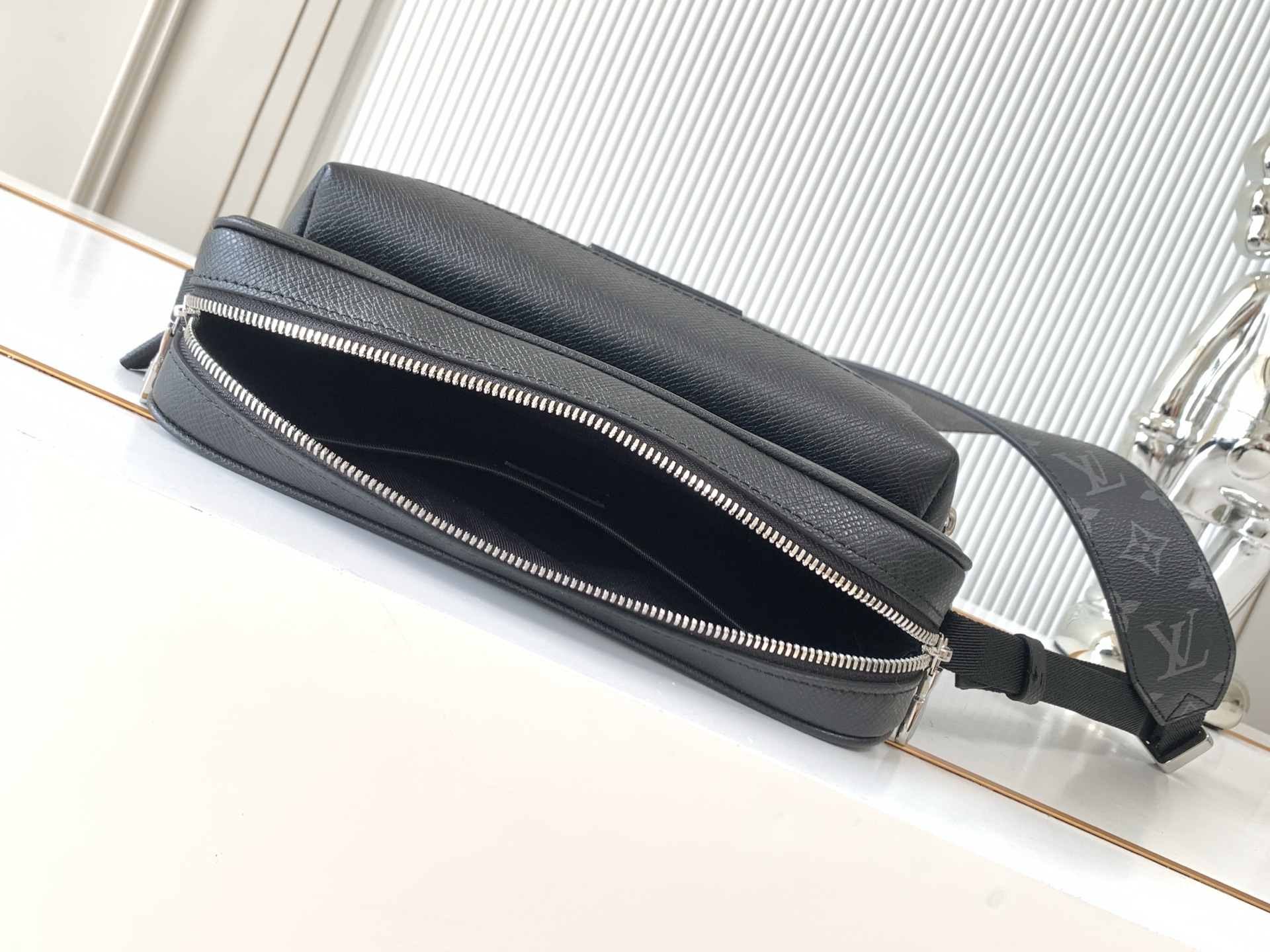 Louis Vuitton Messenger Bag M30233