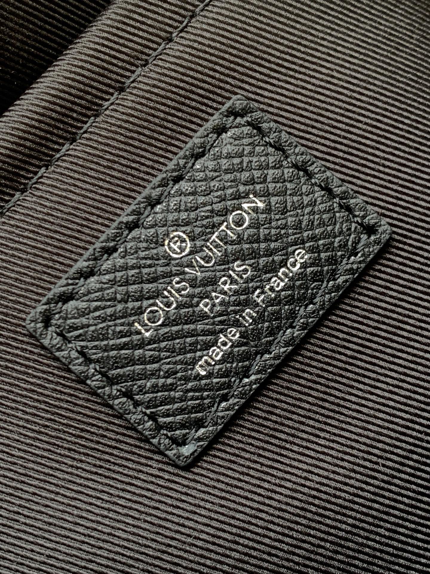 Louis Vuitton Messenger Bag M30233