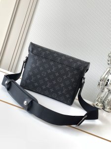Louis Vuitton Messenger Bag M40511