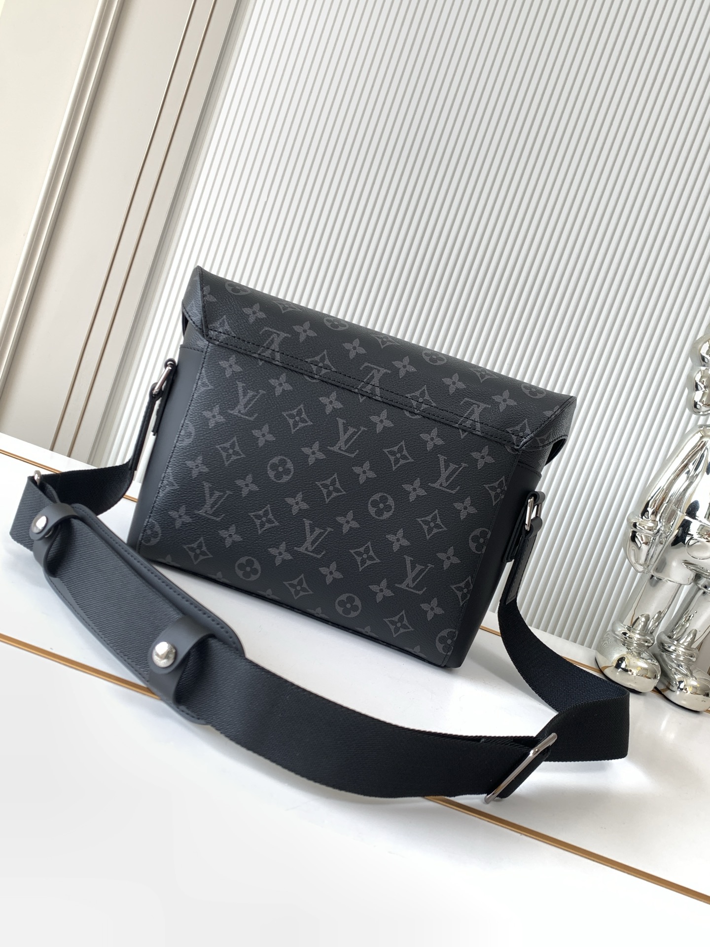 Louis Vuitton Messenger Bag M40511
