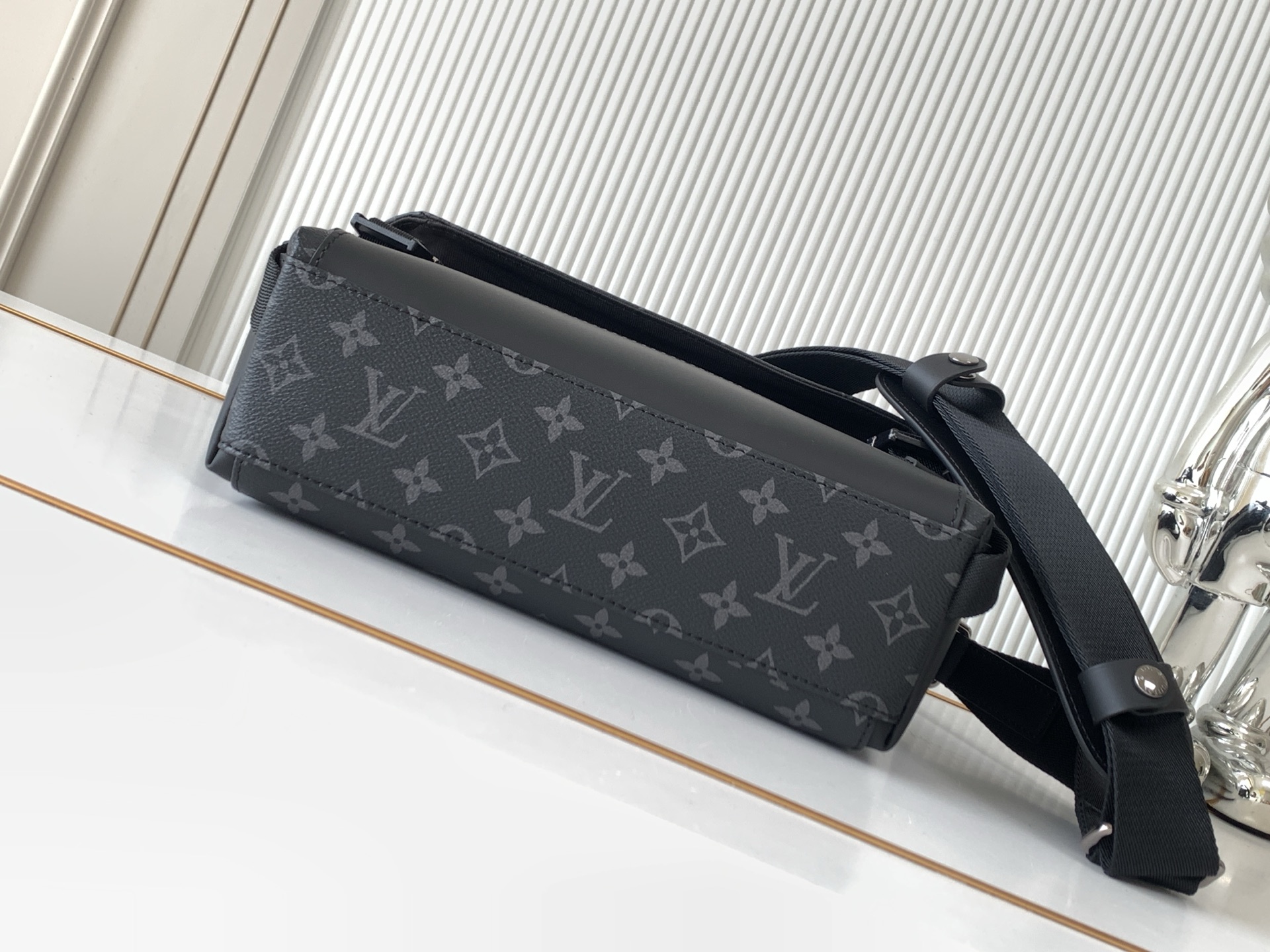 Louis Vuitton Messenger Bag M40511