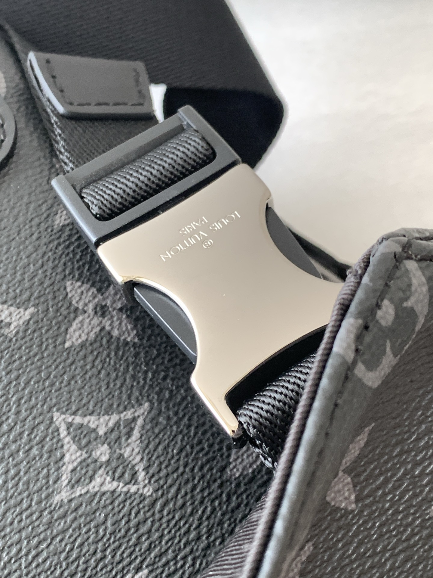 Louis Vuitton Messenger Bag M40511