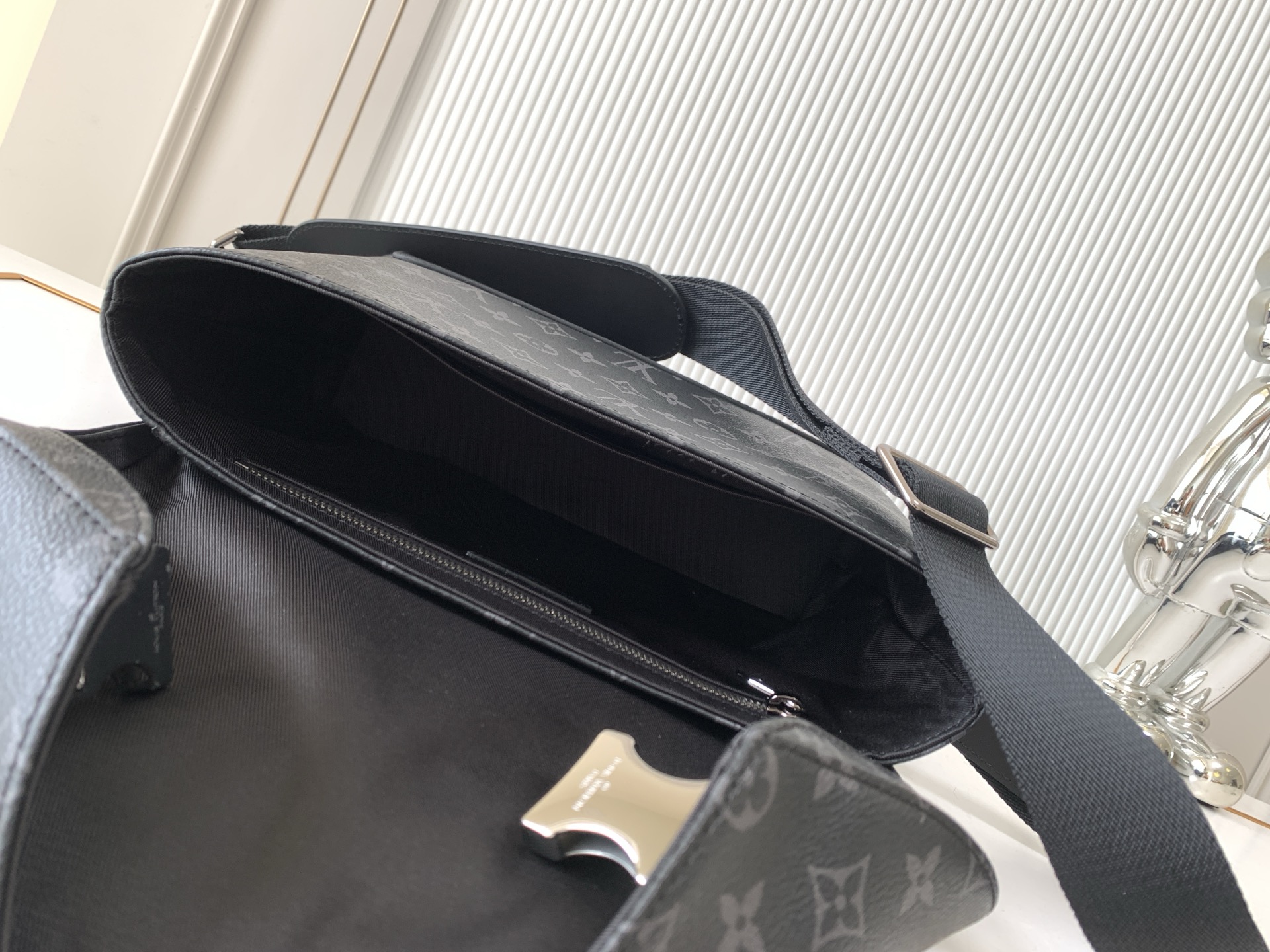 Louis Vuitton Messenger Bag M40511