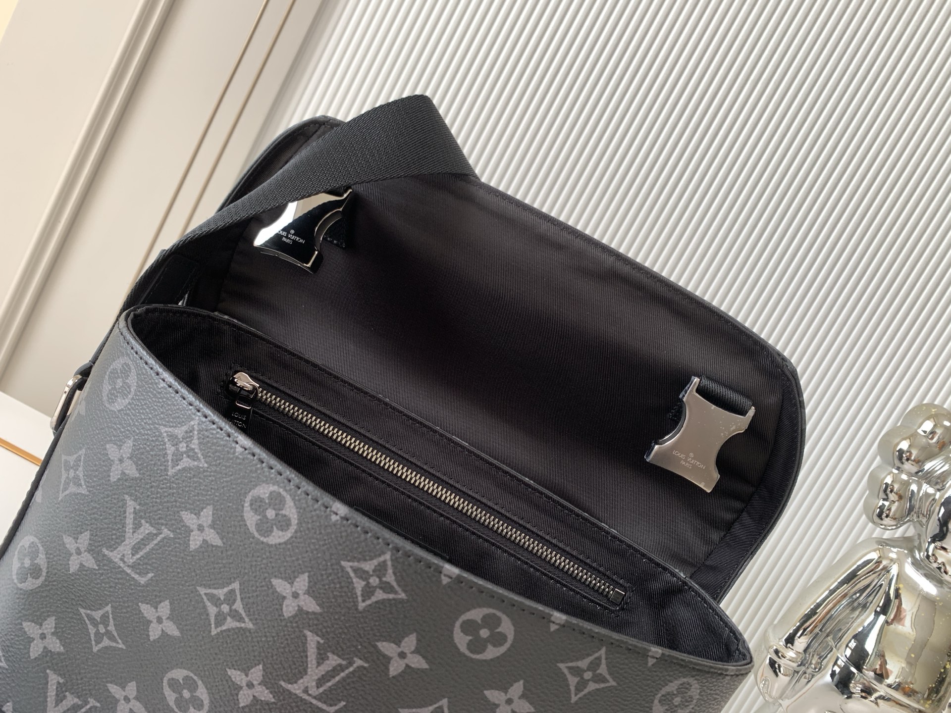 Louis Vuitton Messenger Bag M40511
