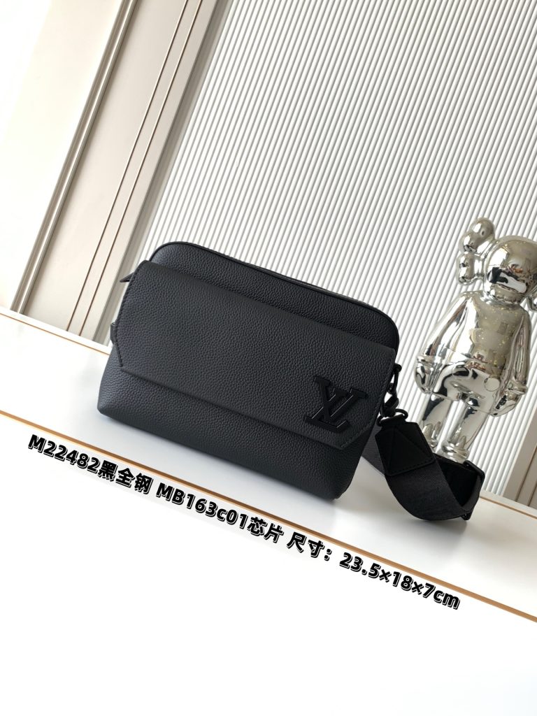 Louis Vuitton Messenger Bag M22482 in Black