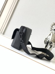 Louis Vuitton Messenger Bag M22482 in Black