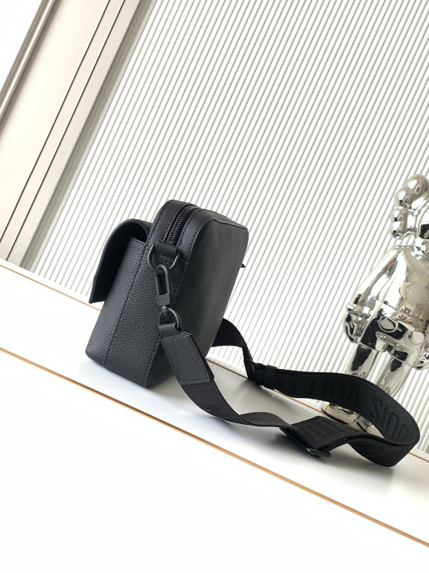 Louis Vuitton Messenger Bag M22482 in Black