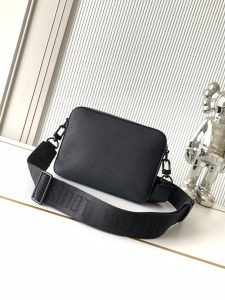 Louis Vuitton Messenger Bag M22482 in Black