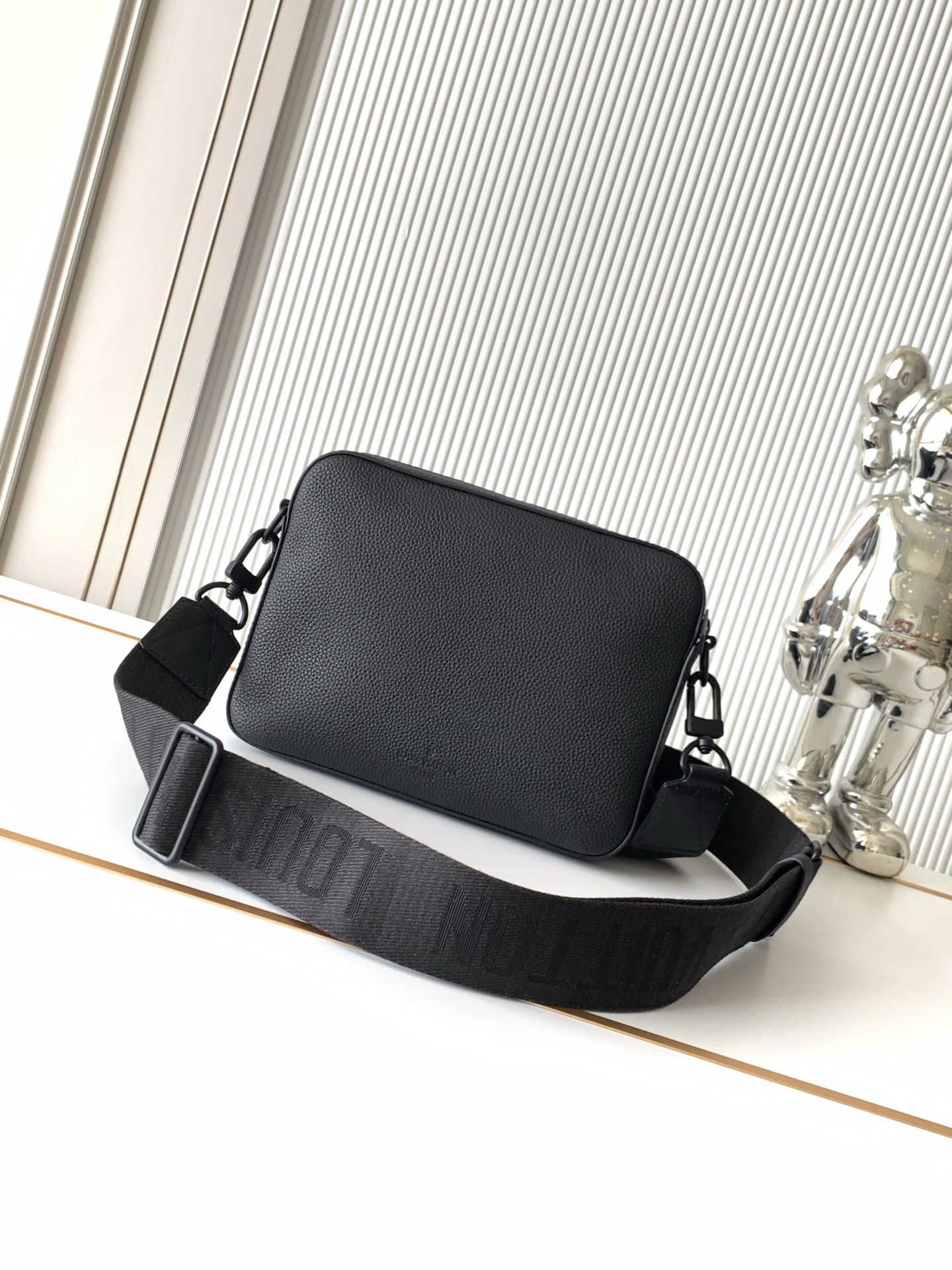 Louis Vuitton Messenger Bag M22482 in Black