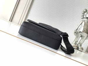 Louis Vuitton Messenger Bag M22482 in Black