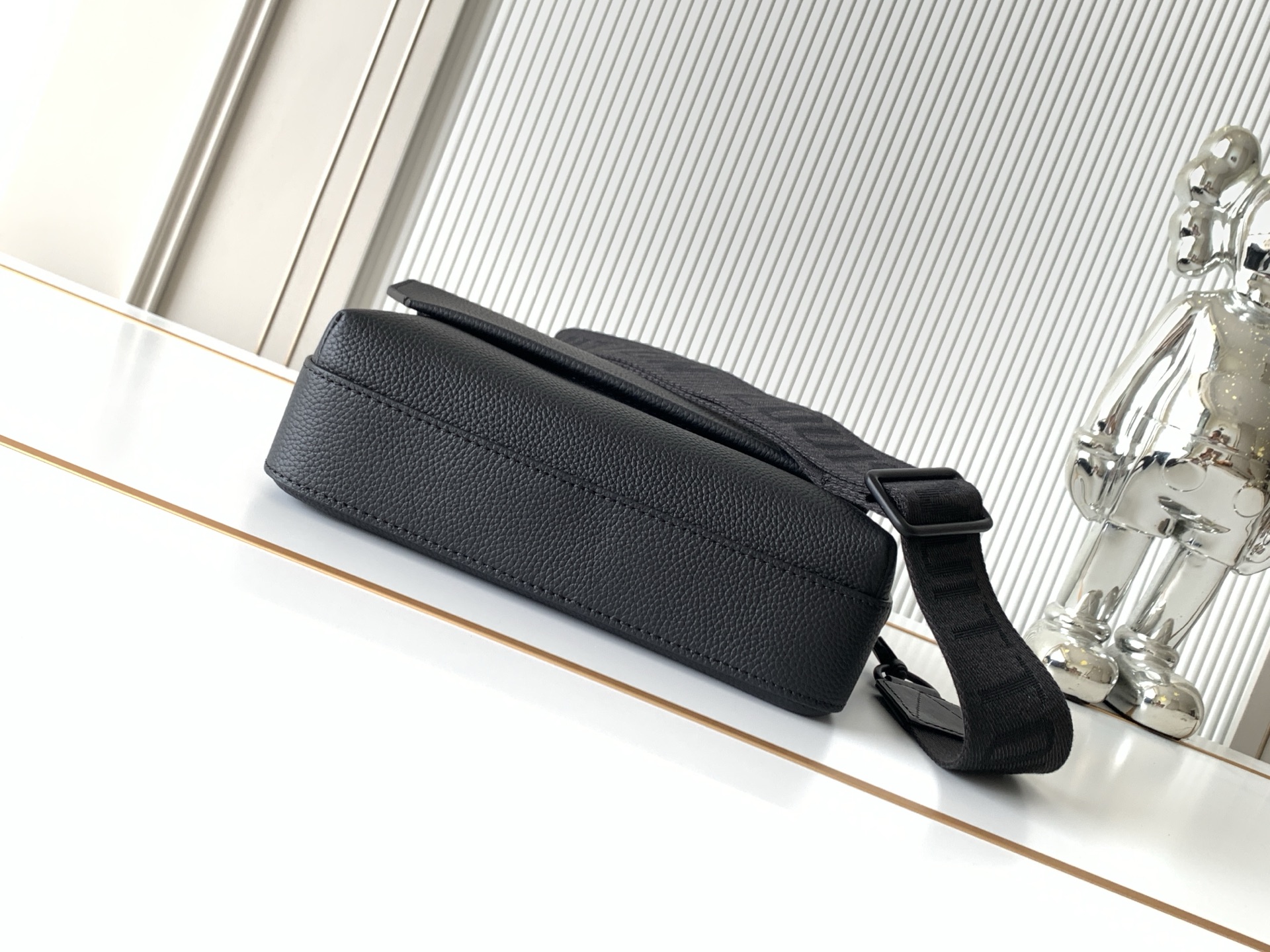 Louis Vuitton Messenger Bag M22482 in Black