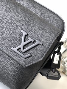 Louis Vuitton Messenger Bag M22482 in Black