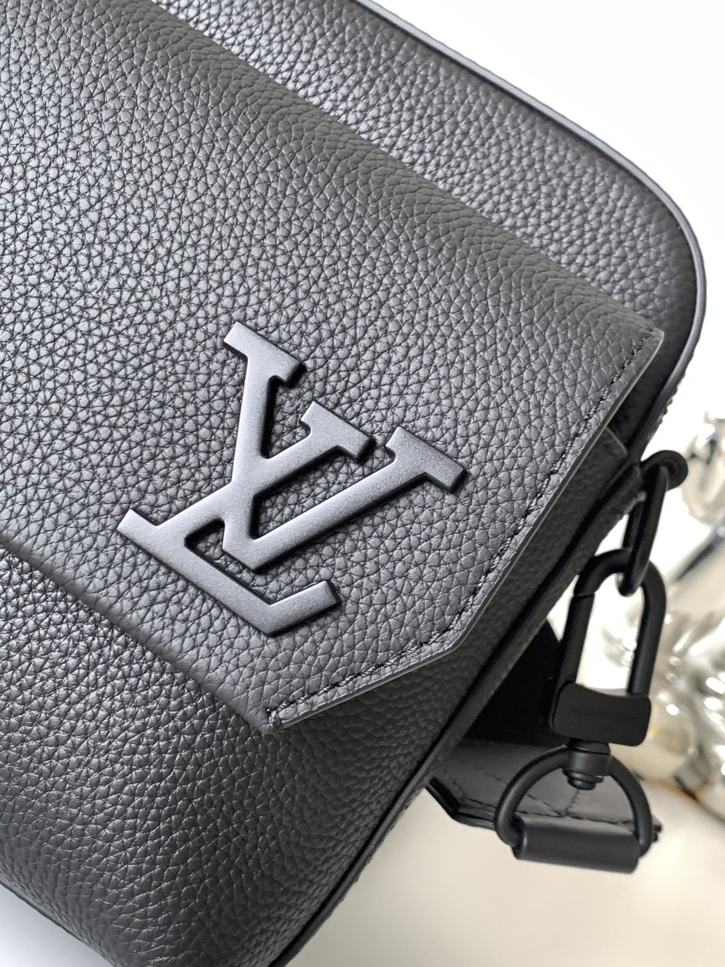 Louis Vuitton Messenger Bag M22482 in Black
