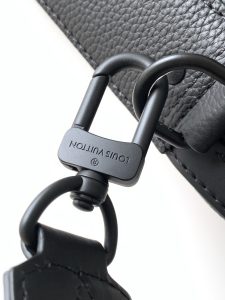 Louis Vuitton Messenger Bag M22482 in Black