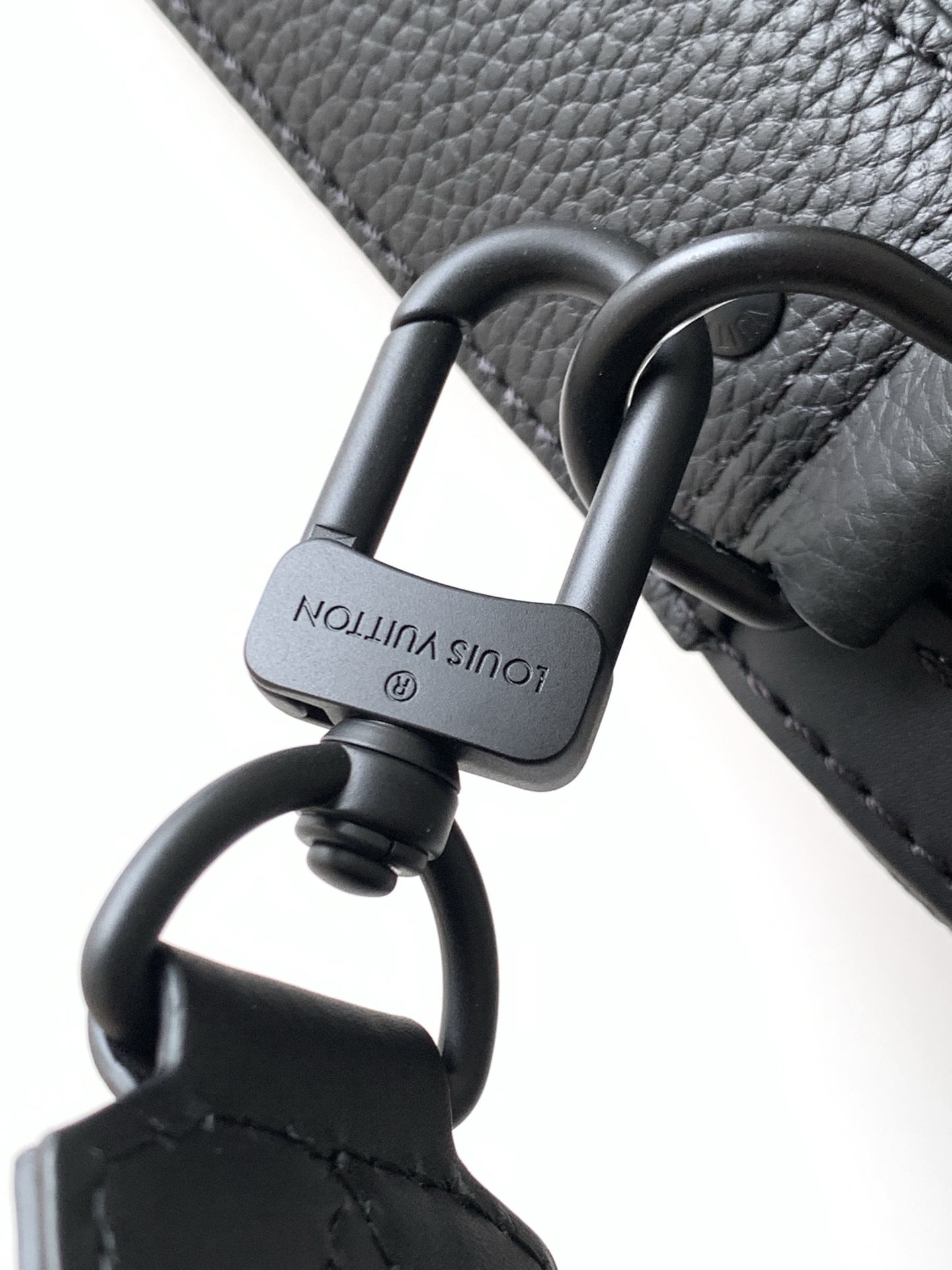 Louis Vuitton Messenger Bag M22482 in Black