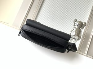 Louis Vuitton Messenger Bag M22482 in Black