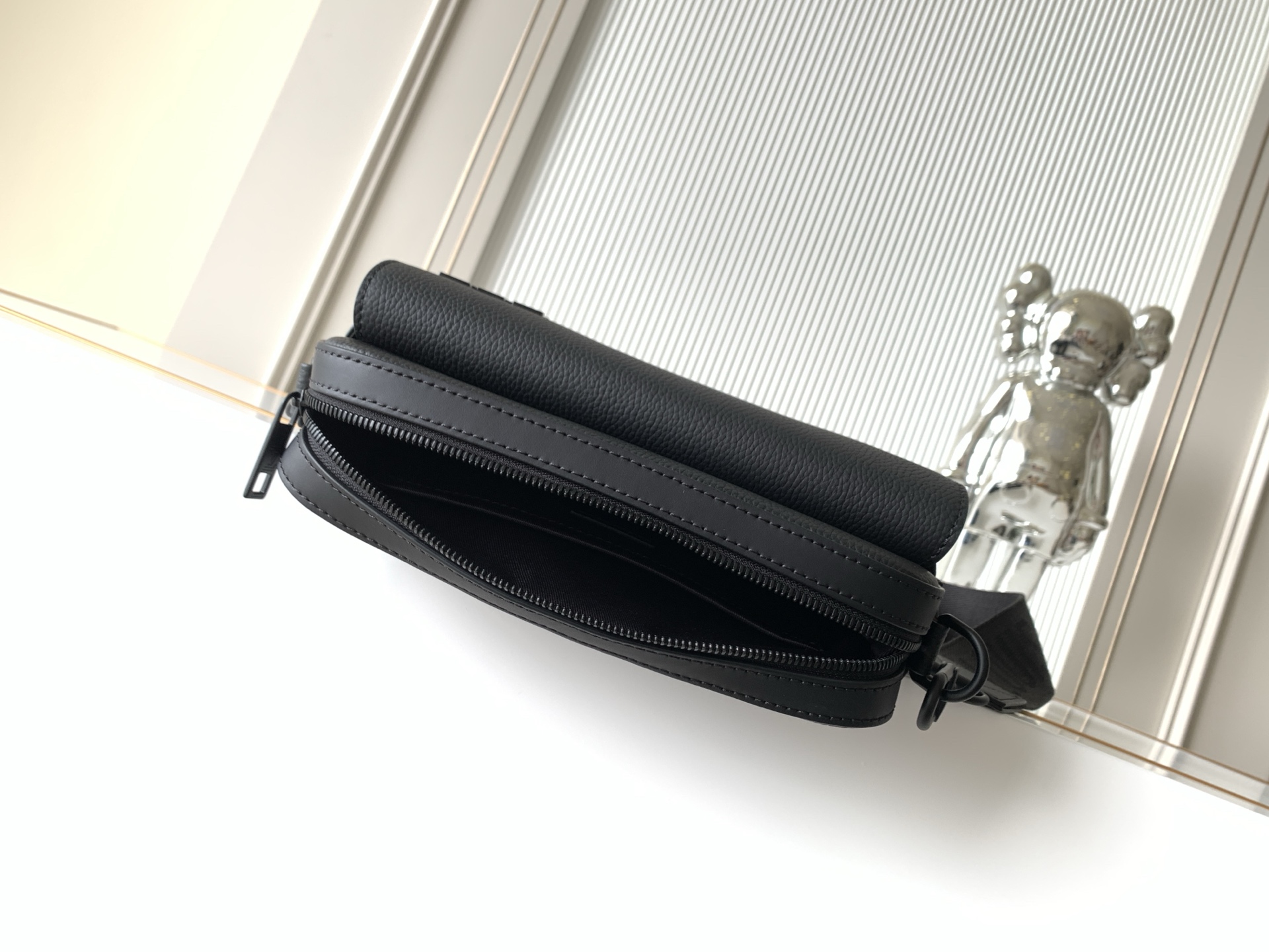 Louis Vuitton Messenger Bag M22482 in Black
