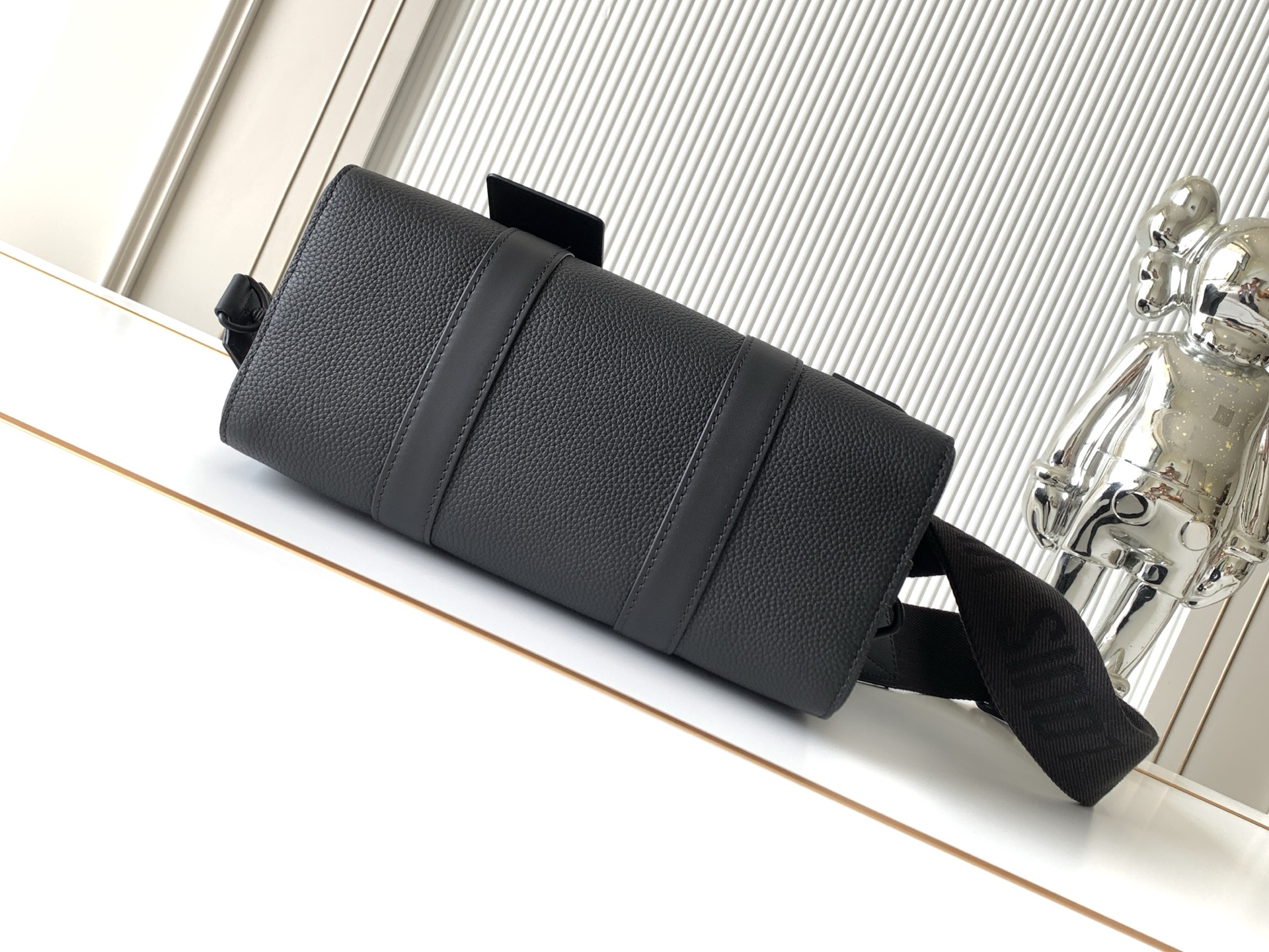 Louis Vuitton Handbag M59255 in Black
