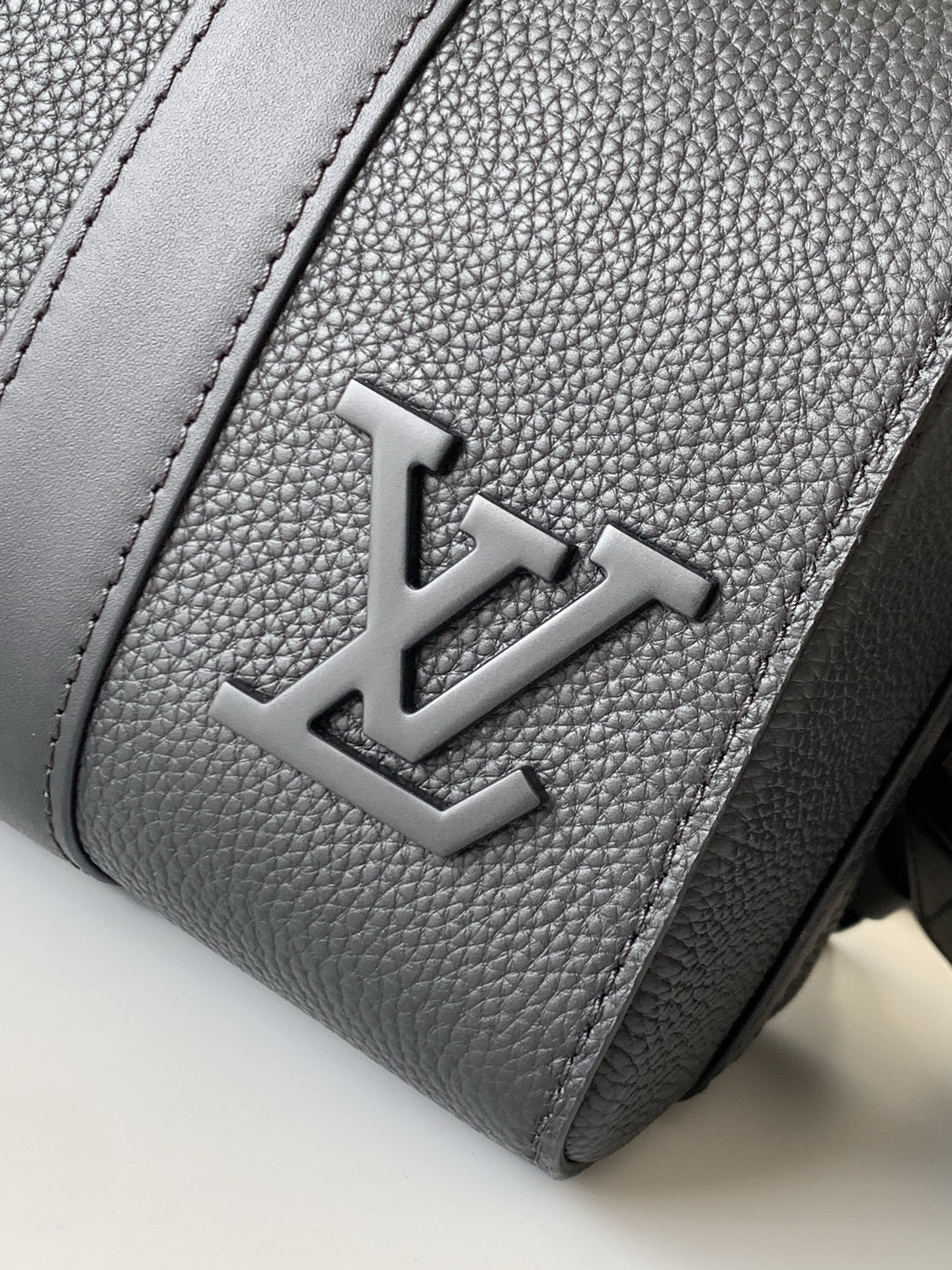 Louis Vuitton Handbag M59255 in Black