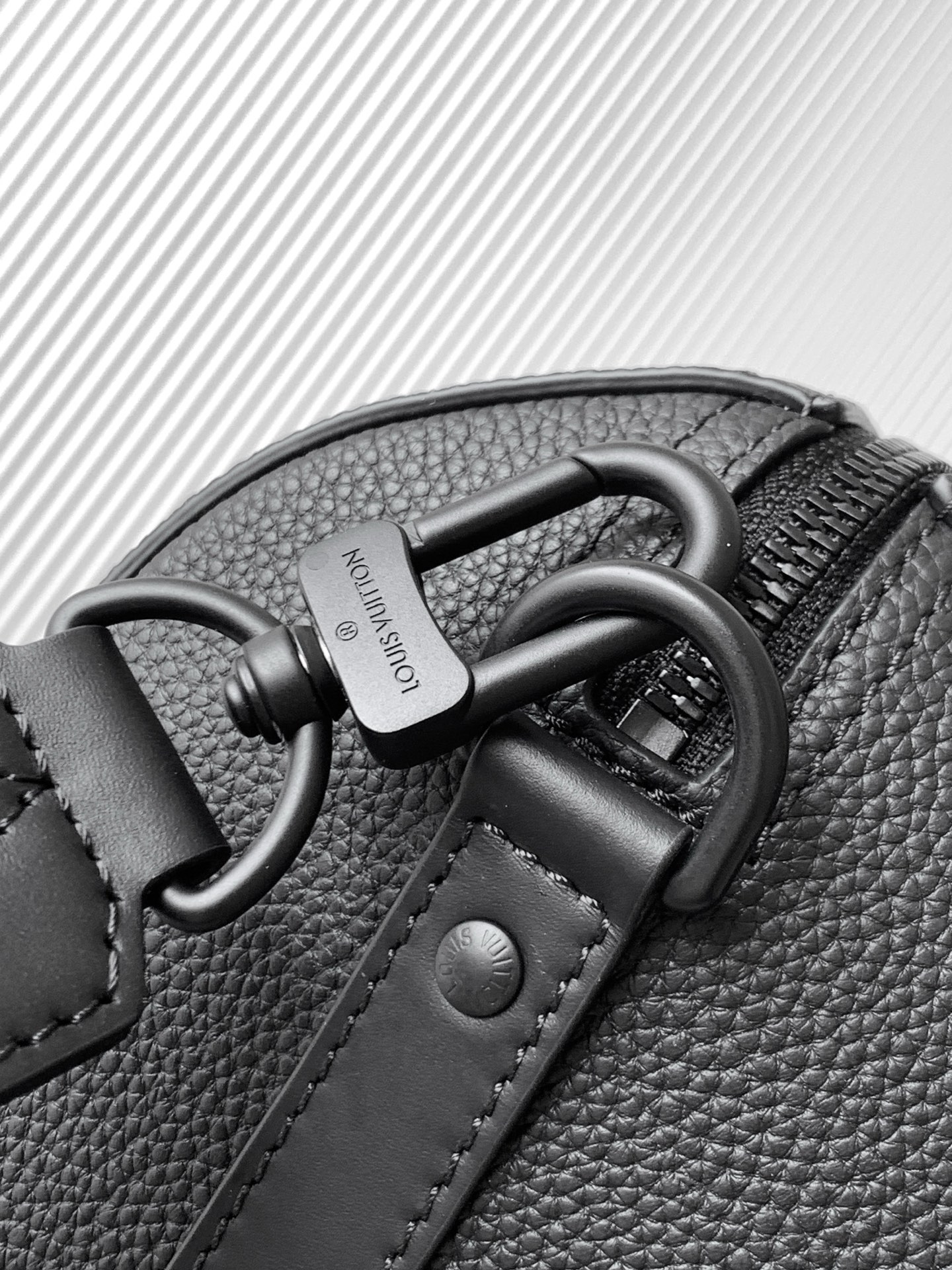 Louis Vuitton Handbag M59255 in Black