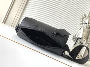 Louis Vuitton Handbag M59255 in Black