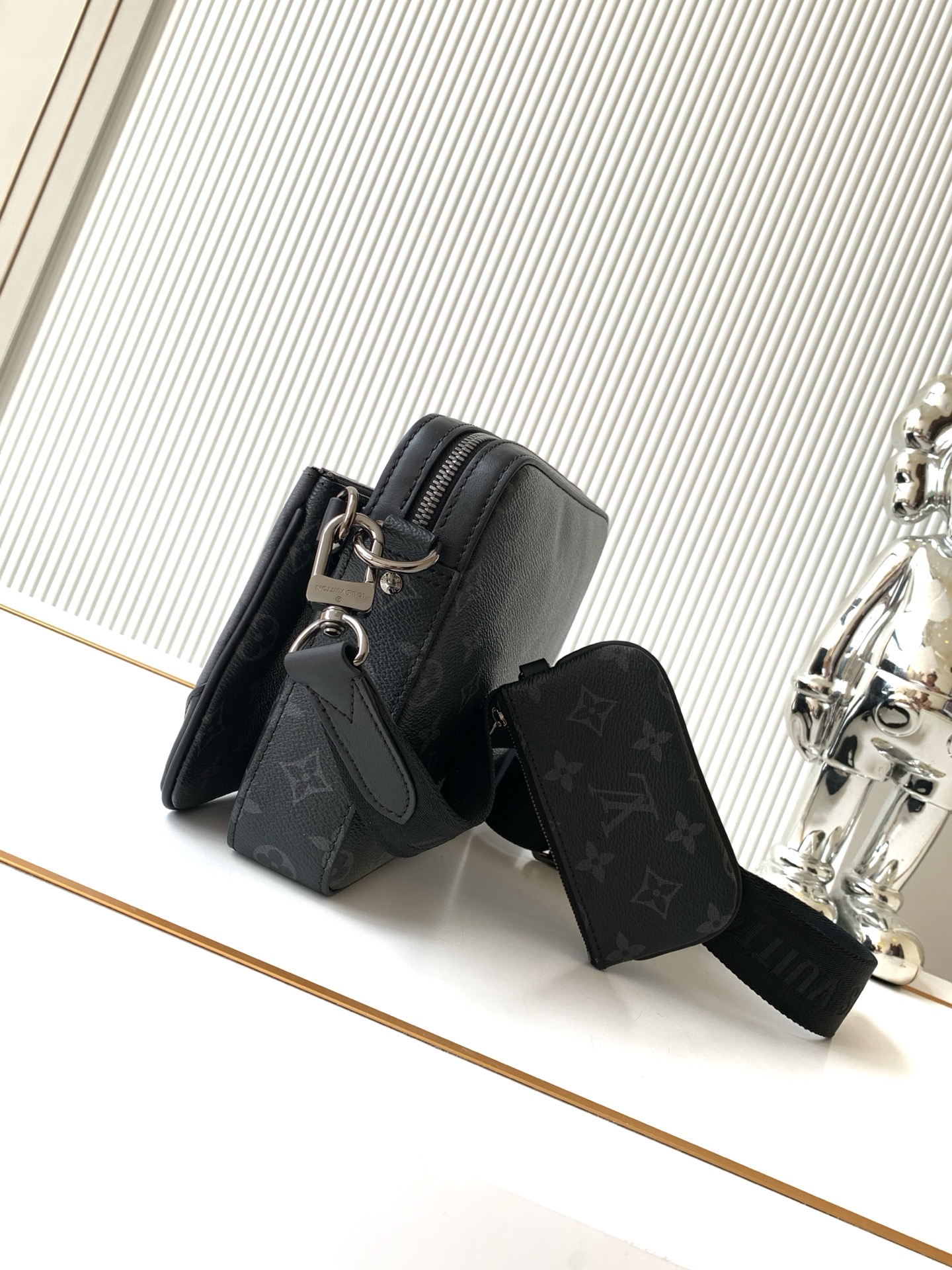 Louis Vuitton Handbag M69443