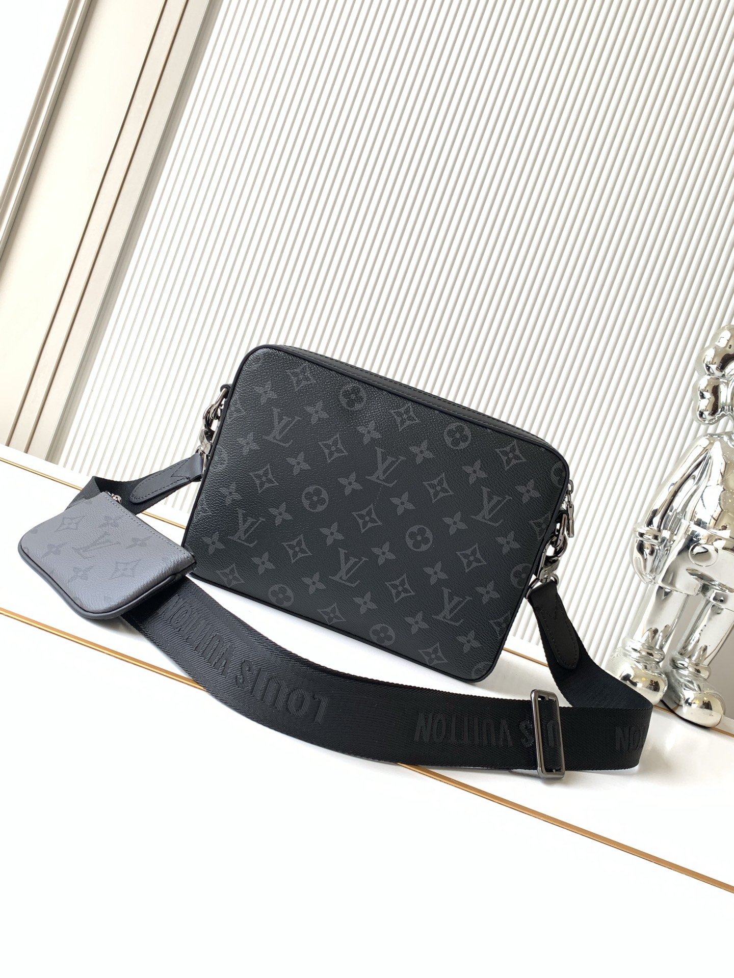 Louis Vuitton Handbag M69443