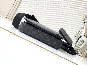 Louis Vuitton Handbag M69443