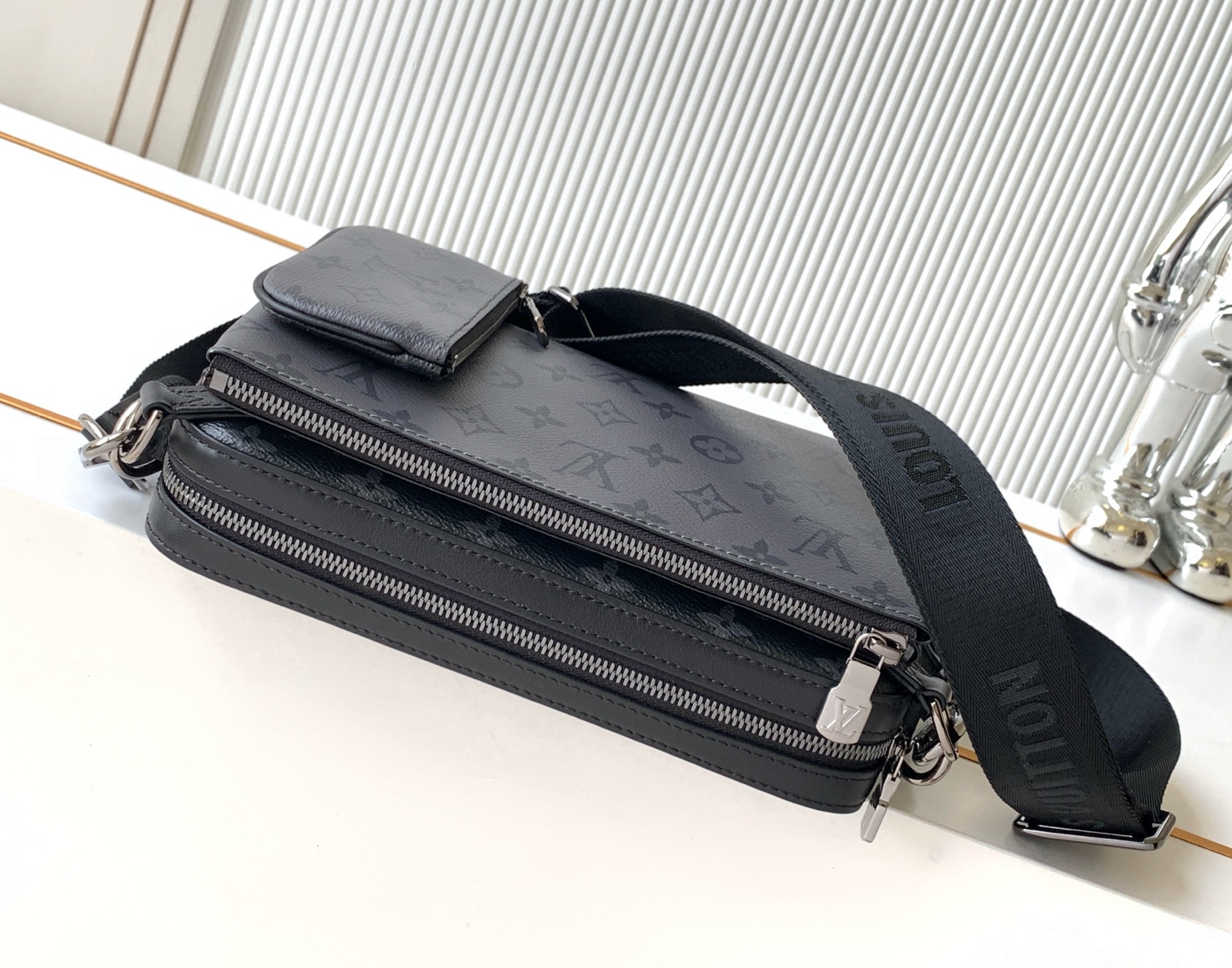 Louis Vuitton Handbag M69443