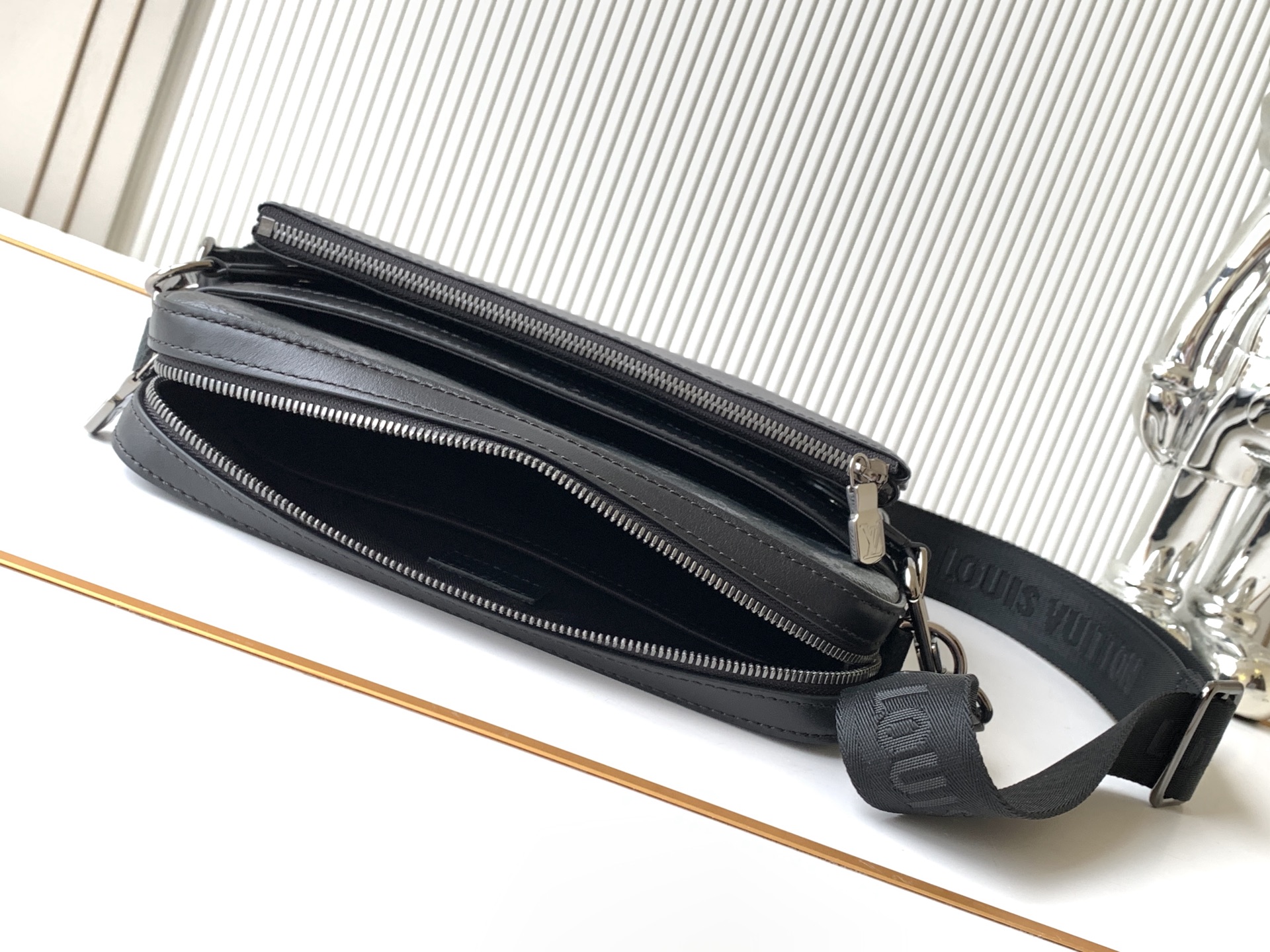 Louis Vuitton Handbag M69443
