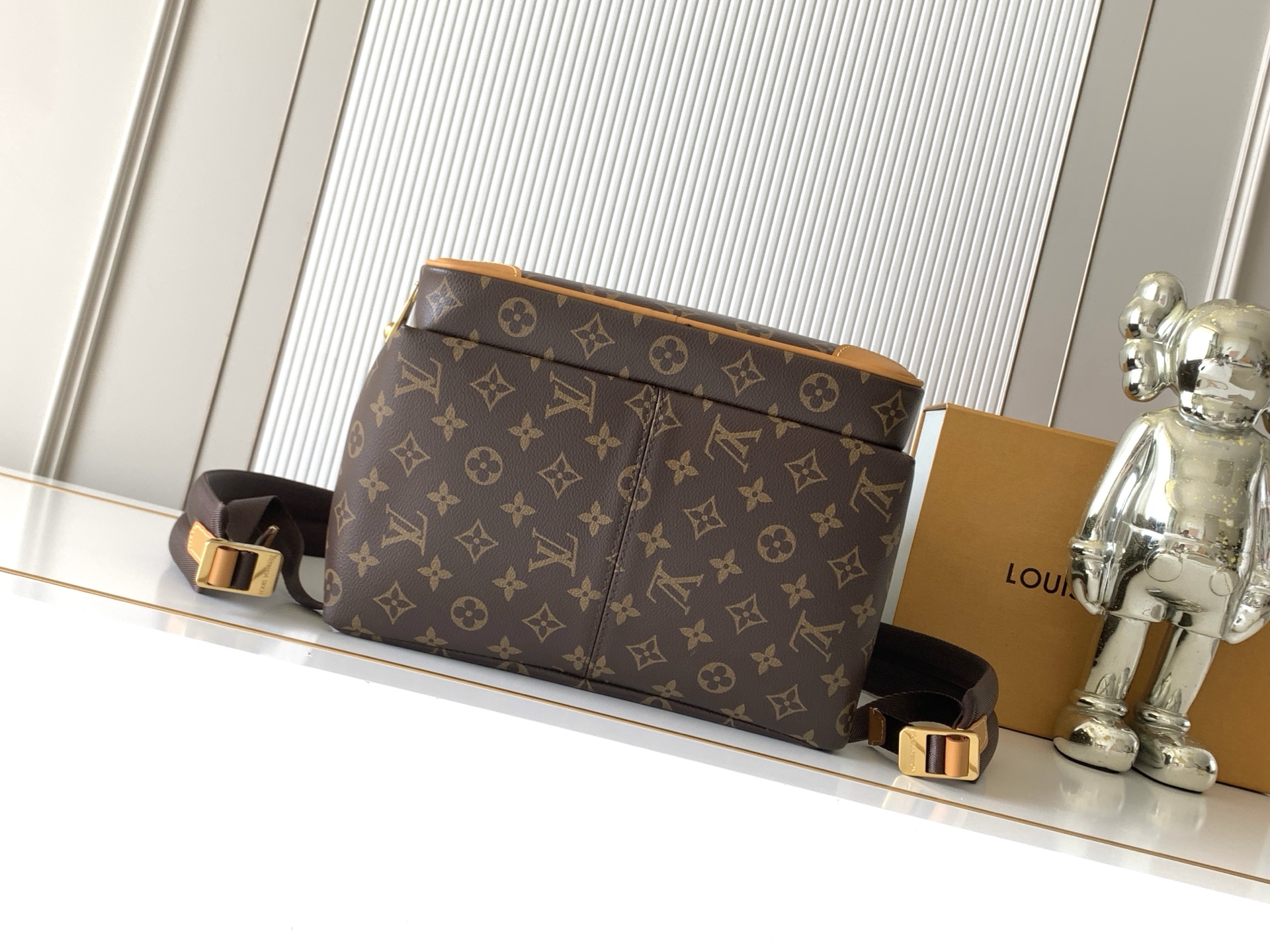 Louis Vuitton Discovery Cargo Handbag M25979