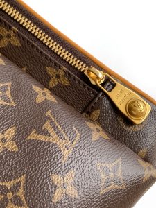 Louis Vuitton Discovery Cargo Handbag M25979