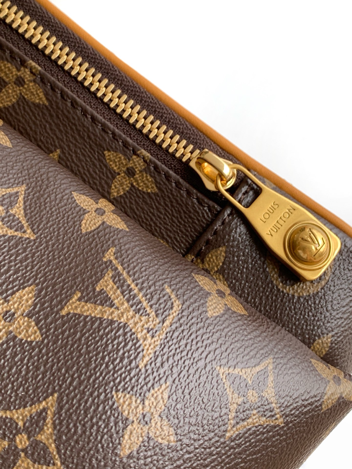 Louis Vuitton Discovery Cargo Handbag M25979