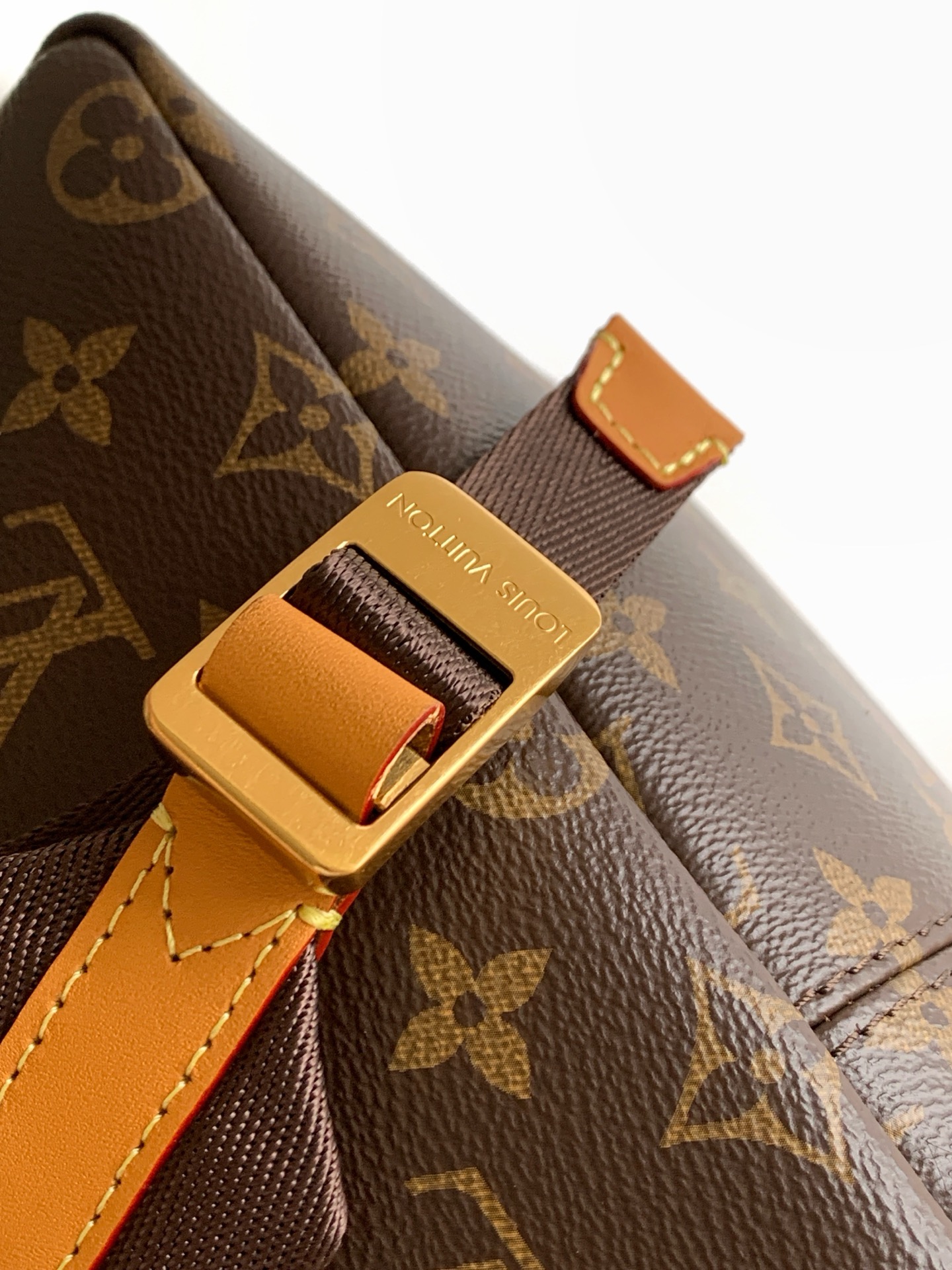 Louis Vuitton Discovery Cargo Handbag M25979