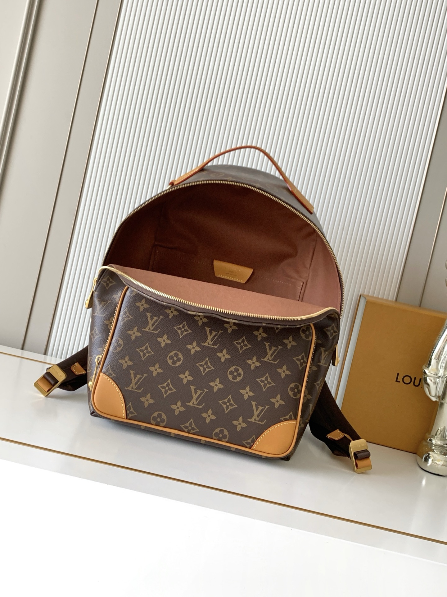 Louis Vuitton Discovery Cargo Handbag M25979