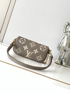 Louis Vuitton Shoulder Bag M82211