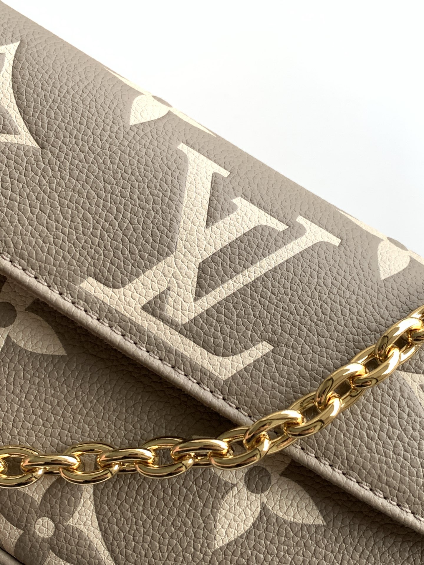 Louis Vuitton Shoulder Bag M82211