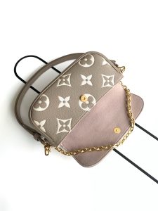 Louis Vuitton Shoulder Bag M82211