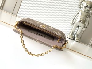 Louis Vuitton Shoulder Bag M82211