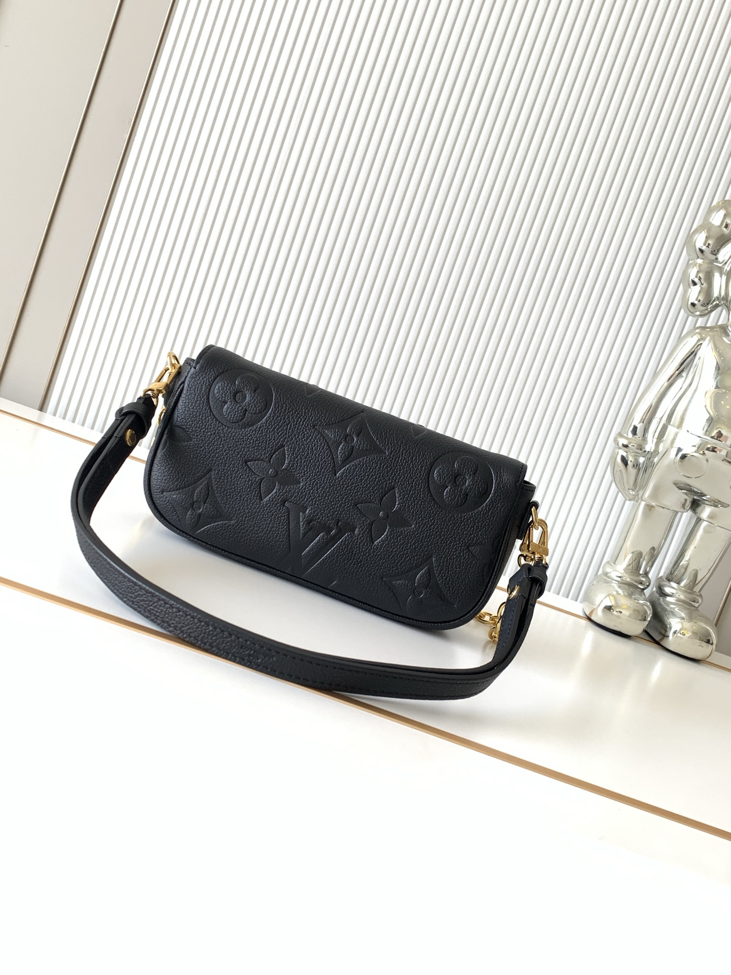 Louis Vuitton Shoulder Bag M82154 in Black