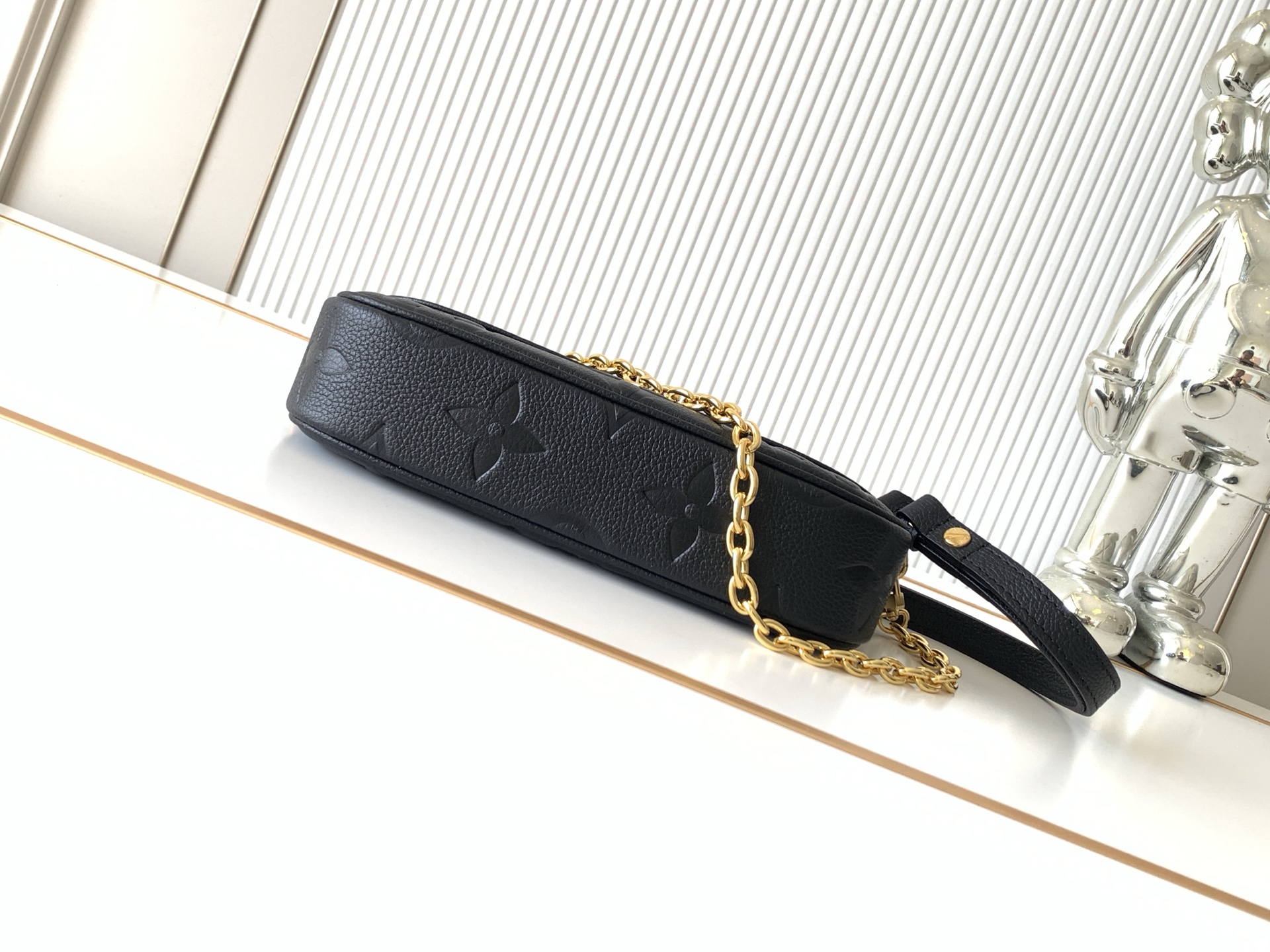 Louis Vuitton Shoulder Bag M82154 in Black
